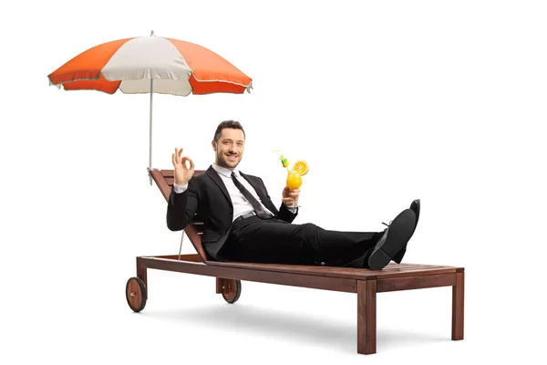 Zakenman Een Zonnebank Onder Paraplu Met Een Cocktail Gebaren Een — Stockfoto