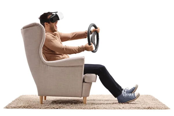 Junger Mann Sessel Mit Virtual Reality Headset Und Lenkrad Isoliert — Stockfoto