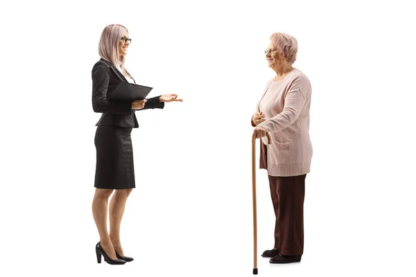 Pełne Zdjęcie Bizneswoman Stojącej Rozmawiającej Starszą Kobietą Odizolowaną Białym Tle — Zdjęcie stockowe