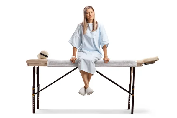 Žena Pacientka Nemocničním Plášti Sedí Lůžku Izolované Bílém Pozadí — Stock fotografie