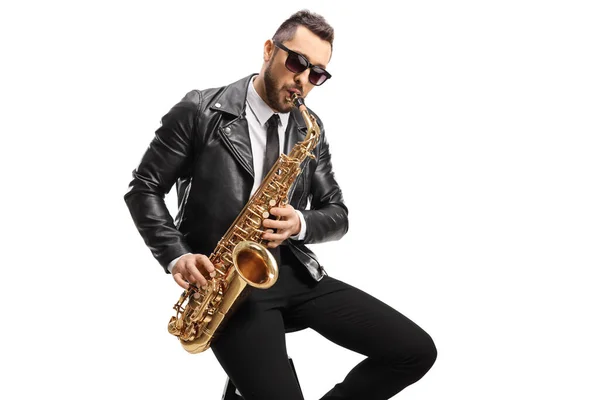 Músico Masculino Uma Jaqueta Couro Sentado Tocando Saxofone Isolado Fundo — Fotografia de Stock