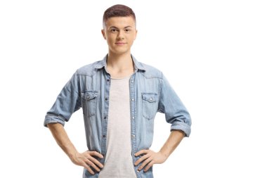 Kot gömlekli adam beyaz arka planda yalnız poz veriyor.