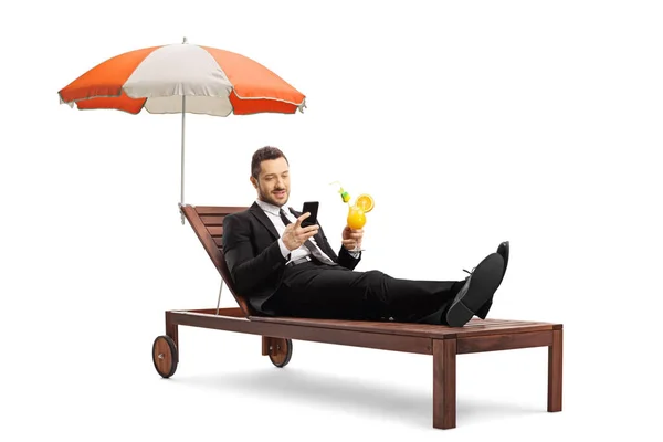 Бізнесмен Тримає Коктейль Використовує Мобільний Телефон Лежачи Сонячному Ліжку Під — стокове фото
