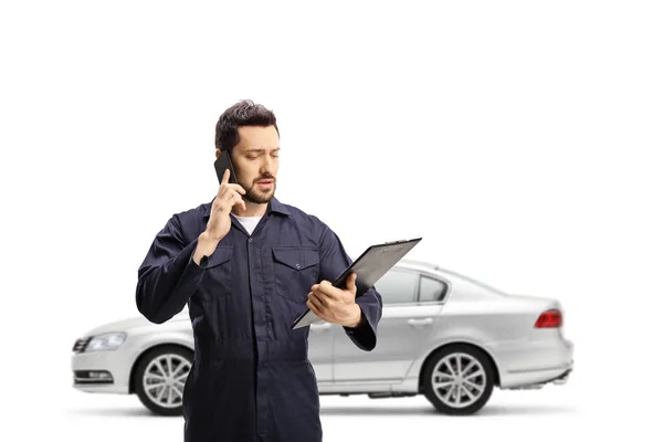 Mecánico Automático Hablando Teléfono Móvil Mirando Documento Con Coche Plateado —  Fotos de Stock