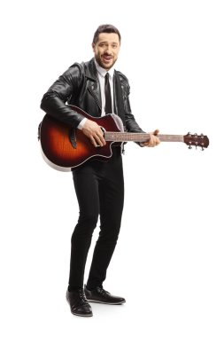 Beyaz arka planda elektro gitarı olan yakışıklı bir erkek müzisyenin tam boy portresi.