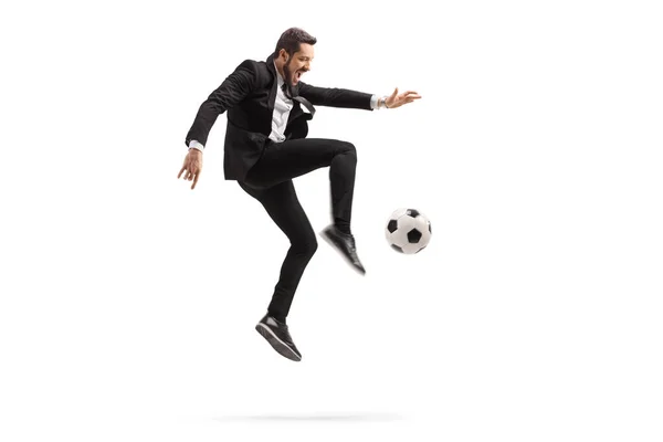 Tiro Perfil Completo Hombre Con Traje Negro Pateando Una Pelota — Foto de Stock