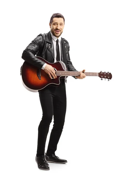 全长肖像一个英俊的男性音乐家与电吉他隔离的白色背景 — 图库照片