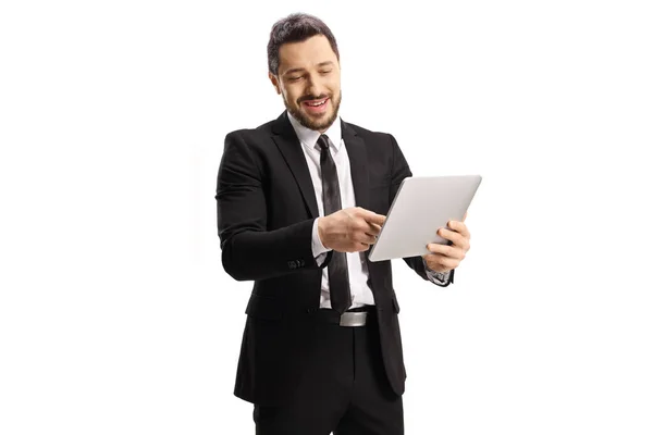 Homem Profissional Terno Preto Apontando Para Tablet Isolado Fundo Branco — Fotografia de Stock