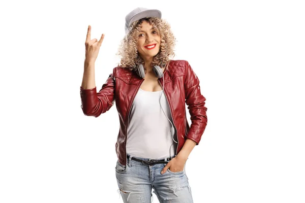 Modna Młoda Kobieta Słuchawkami Skórzaną Kurtką Gestykulująca Rock Rollowym Znakiem — Zdjęcie stockowe
