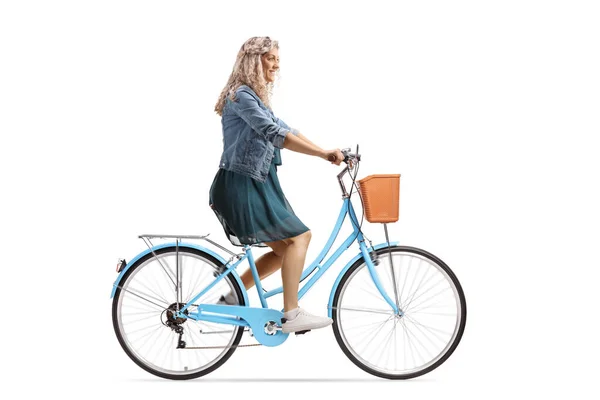 Mujer Joven Montando Una Bicicleta Azul Ciudad Aislada Sobre Fondo —  Fotos de Stock