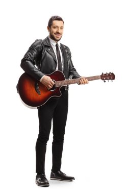 Deri ceketli bir adam beyaz arka planda izole edilmiş elektro gitar tutuyor.