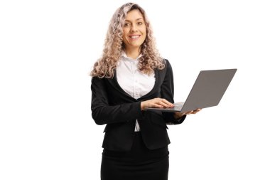 Dizüstü bilgisayarda çalışan iş kadını beyaz arka planda izole edilmiş