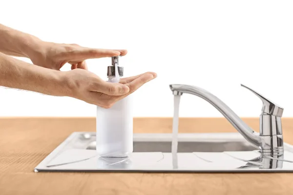 Manos Masculinas Presionando Una Botella Jabón Junto Grifo Con Agua — Foto de Stock