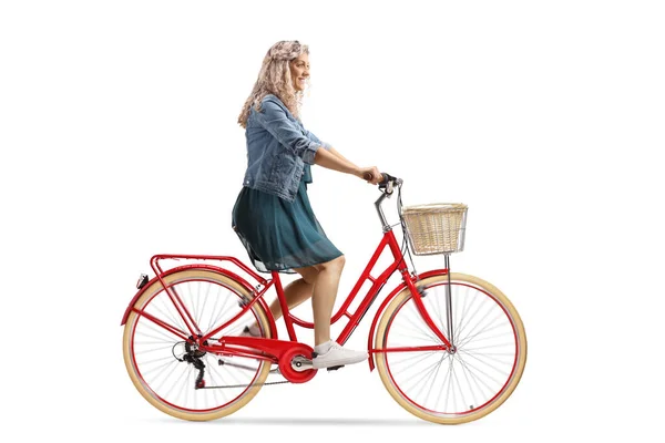 Blond Ung Kvinna Klänning Rida Röd Cykel Isolerad Vit Bakgrund — Stockfoto