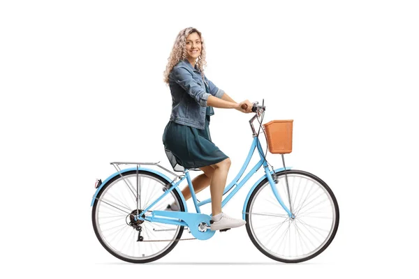 Seitenaufnahme Einer Jungen Frau Die Ein Fahrrad Fährt Und Isoliert — Stockfoto