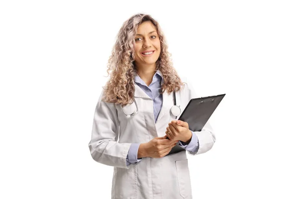 若い女性医師は 白の背景に隔離された文書とクリップボードを保持 — ストック写真