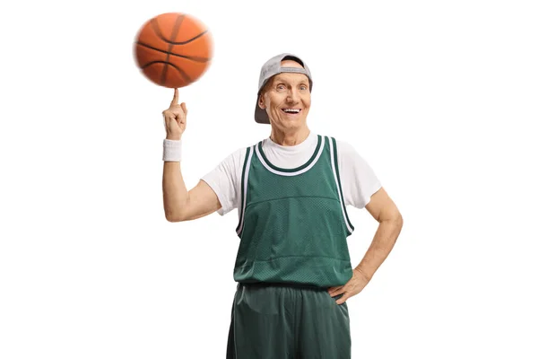 白い背景に隔離されたバスケットボールを回転する高齢者 — ストック写真