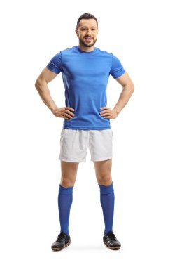 Mavi şortlu bir futbolcunun tam boy portresi ve beyaz arka planda izole edilmiş beyaz şort
