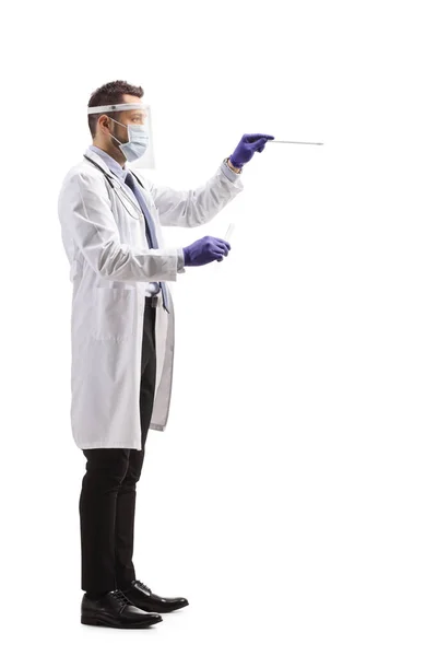 一名戴口罩 戴口罩的男医生从白色背景中分离出的棉签样本中拍摄的全长侧面照片 — 图库照片
