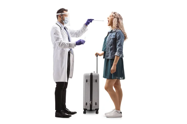 一个身穿危险衬垫服的男人给一个拿着白色背景的手提箱的女人做棉签测试的全身像照片 — 图库照片