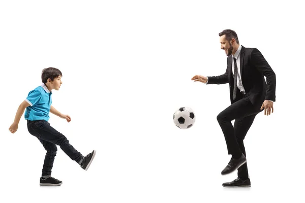 Beyaz Arka Planda Tek Başına Futbol Oynayan Bir Baba Oğlunun — Stok fotoğraf