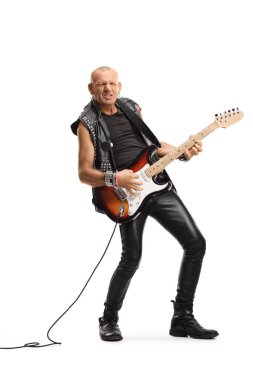 Beyaz arka planda izole edilmiş elektro gitar çalan bir punk rockçının tam boy portresi