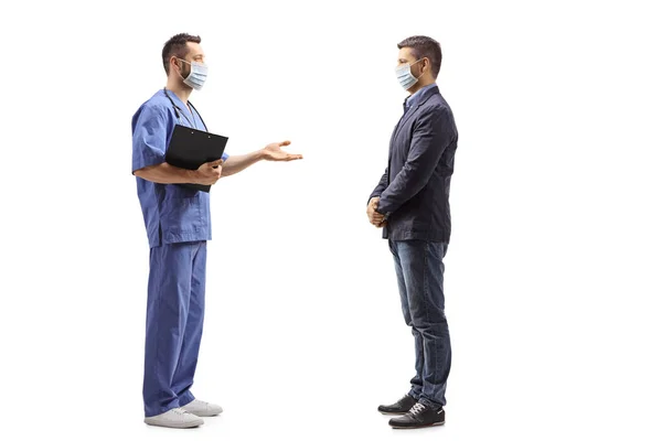 一个戴面具的医护人员和一个与白人背景隔离的男人的全景照片 — 图库照片