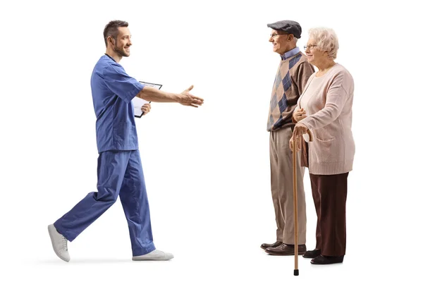 Foto Perfil Completo Trabajador Salud Que Camina Saluda Pacientes Ancianos — Foto de Stock