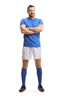 Mavi şortlu bir futbolcunun tam boy portresi ve beyaz arka planda çapraz kollu beyaz bir poz.