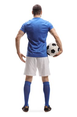 Kolunun altında top olan bir futbolcunun beyaz arka planda izole edilmiş tam boy arka planı.