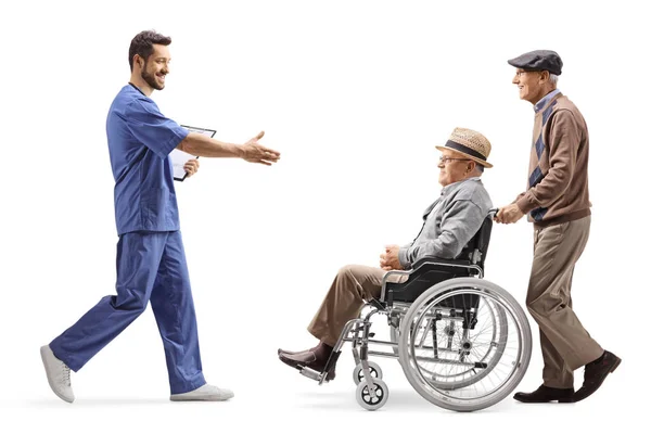Pełny Profil Męskiego Pracownika Służby Zdrowia Chodzącego Pozdrawiającego Oraz Starszego — Zdjęcie stockowe