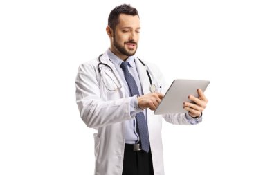 Beyaz arkaplanda izole edilmiş dijital tablet kullanan erkek doktor