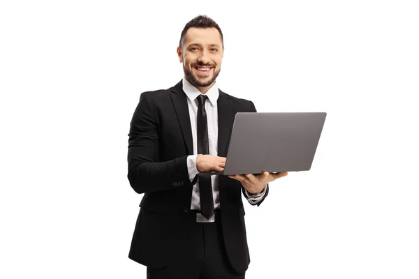 Biznesmen Pracujący Laptopie Uśmiechnięty Kamery Odizolowany Białym Tle — Zdjęcie stockowe