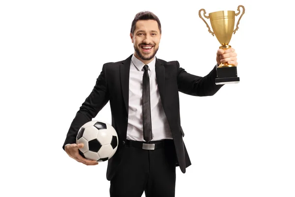 白い背景には トロフィーカップとサッカーボールを持つスーツの男 — ストック写真