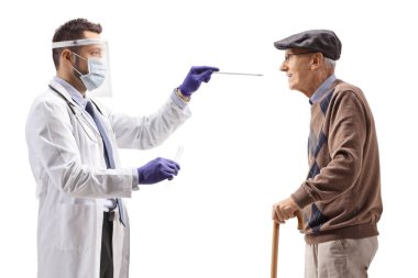 Koruyucu ekipmanlı bir doktor beyaz arka planda izole edilmiş yaşlı bir adamdan pamuk örneği alıyor.