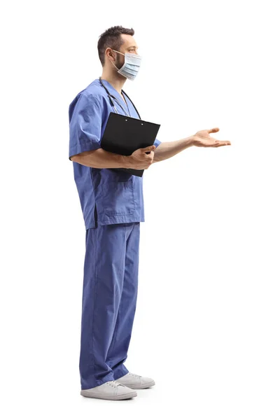 身穿蓝色制服 戴着面罩 手被白色背景隔离的医务人员的全长侧面照片 — 图库照片