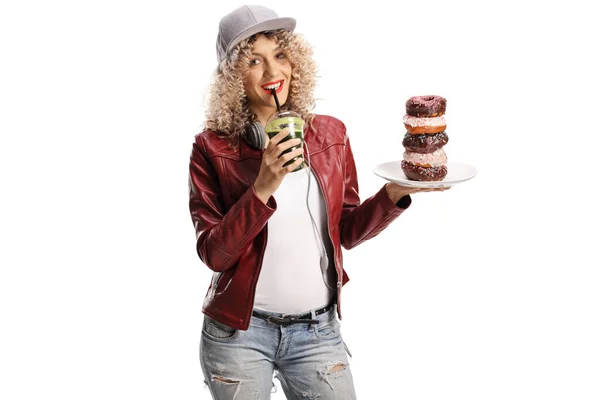 Jovem Moda Segurando Prato Donuts Chocolate Bebendo Smoothie Verde Isolado — Fotografia de Stock