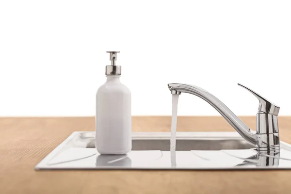 Agua Que Corre Grifo Lavabo Con Dispensador Jabón Blanco Aislado — Foto de Stock