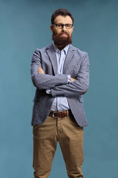 Bearded Man Med Glasögon Poserar Blå Bakgrund — Stockfoto