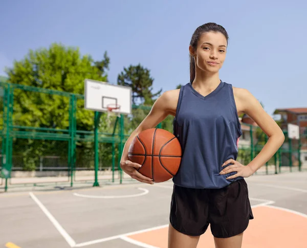 Mujer Joven Con Una Pelota Baloncesto Una Cancha Aire Libre —  Fotos de Stock