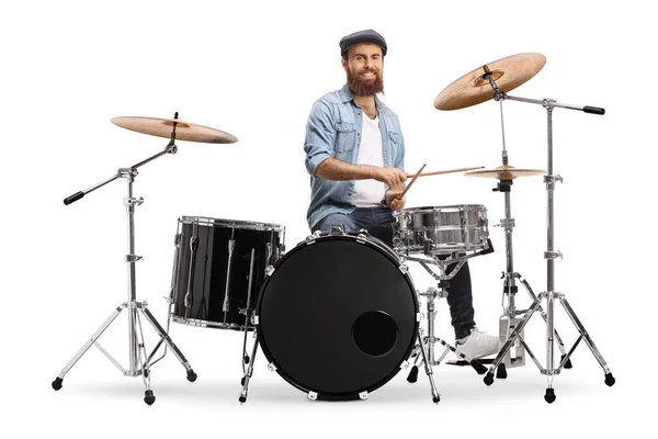 白い背景に隔離されたドラムセットを演奏する髭のミュージシャン — ストック写真