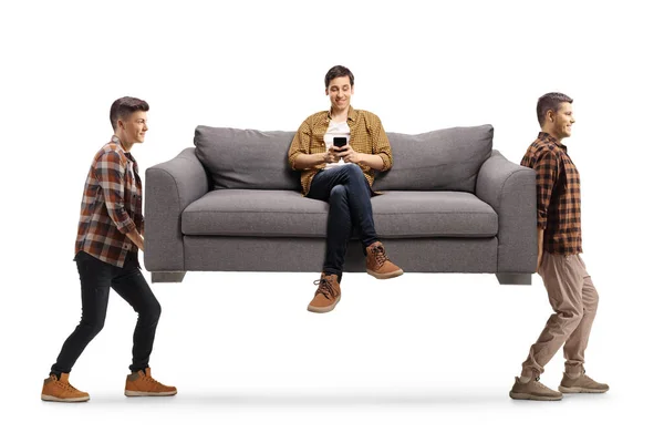 两个男人拿着沙发和一个男人坐在一起 用一个白色背景的手机隔离 — 图库照片