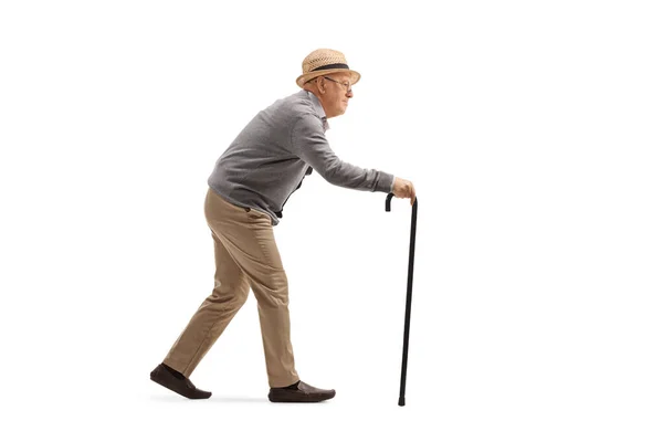一个老年男子拿着一根白色背景的手杖走路时的全长轮廓照片 — 图库照片