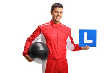 Beyaz arka planda bir kask ve öğrenci plakası tutan yarışçı