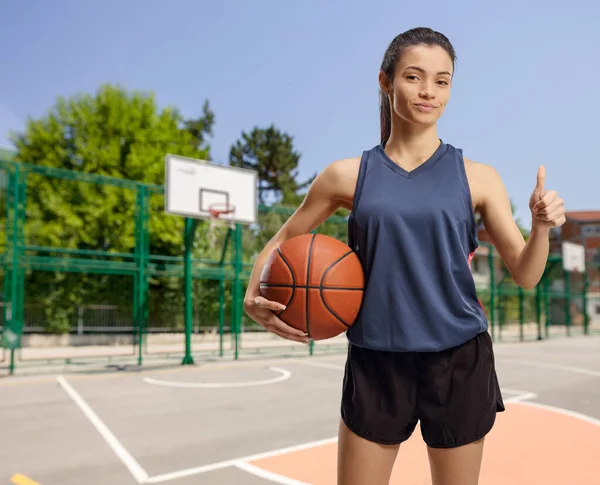 Junge Frau Mit Einem Basketball Steht Auf Einem Außenplatz Und — Stockfoto