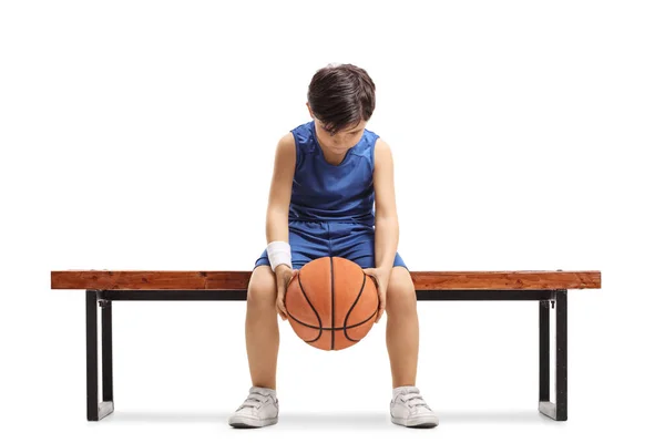 Triste Petit Garçon Assis Sur Banc Avec Basket Isoalté Sur — Photo