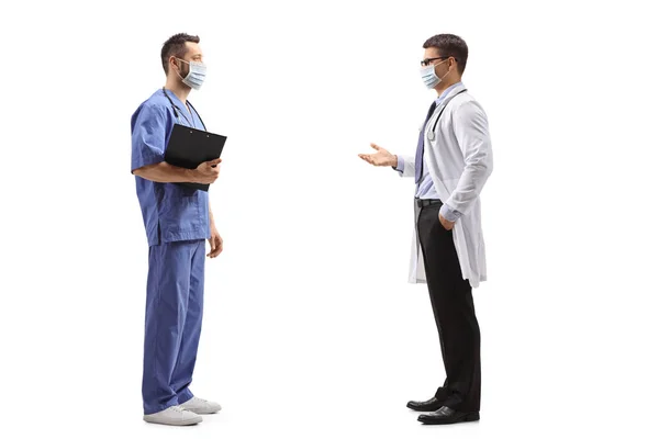 Ganztägige Profilaufnahme Eines Medizinischen Mitarbeiters Blauer Uniform Und Eines Arztes — Stockfoto
