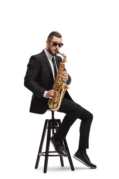 Elegante Muzikant Een Zwart Pak Die Saxofoon Speelt Een Stoel — Stockfoto