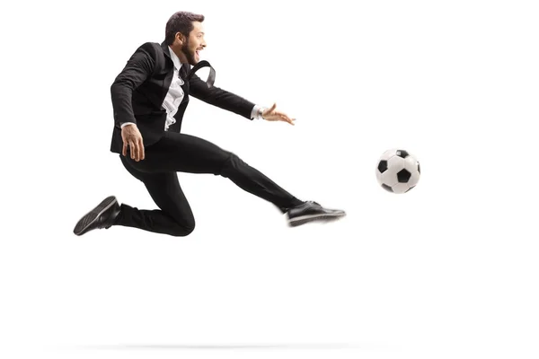 Hombre Traje Saltando Pateando Una Pelota Fútbol Aislado Sobre Fondo —  Fotos de Stock