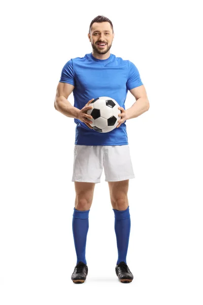 一个足球运动员拿着球 看着被白色背景隔离的摄像机的全长肖像 — 图库照片